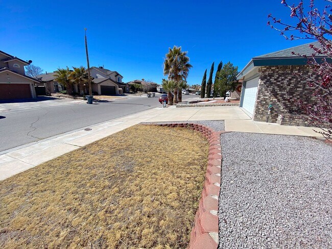 Foto del edificio - East El Paso 3 bed Refrig A/C with Bonus L...