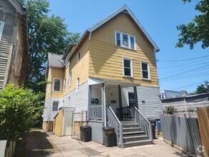 Building Photo - 734 Orchard St