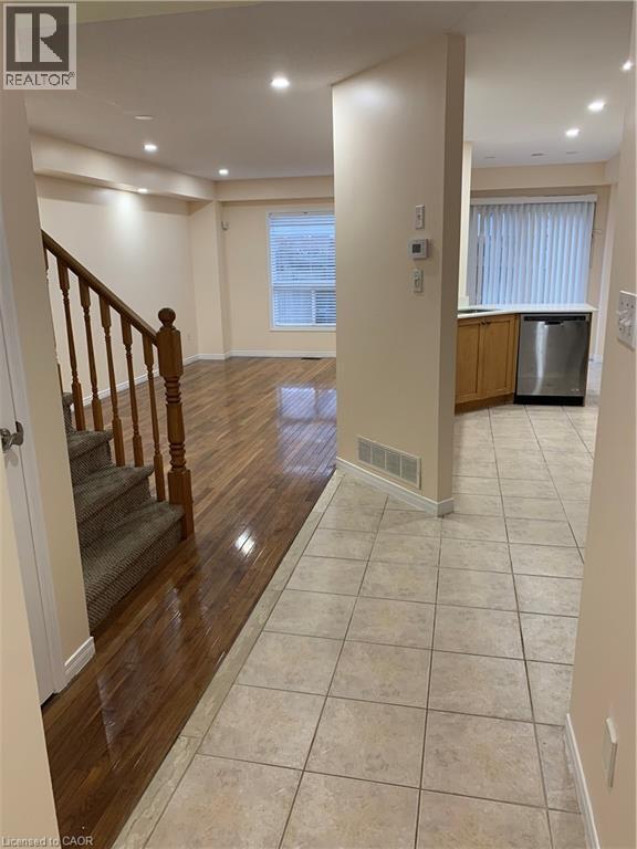 Building Photo - 30 Meadow Wood Crescent