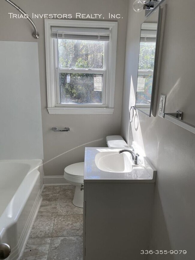 Building Photo - Charming two bedroom
