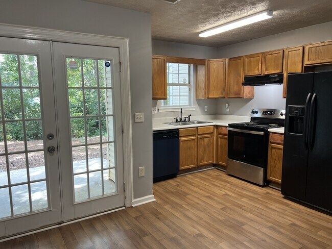 Building Photo - 5914 Dogwood Manor