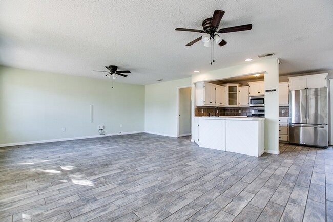 Foto del edificio - 6 MONTH LEASE! Super cute 4 bedroom, 2.5 bath home AVAILABLE NOW!