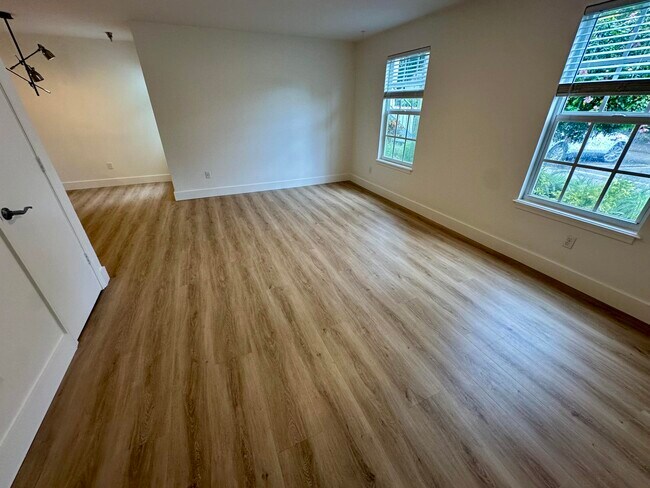 Building Photo - 1020 Crystal Way