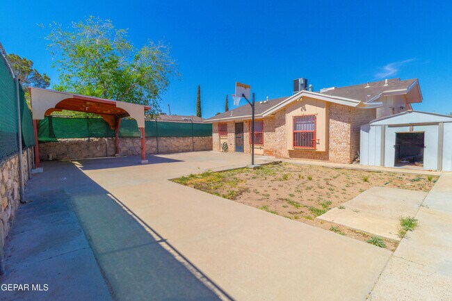 Foto del edificio - 12056 Bellows Ct