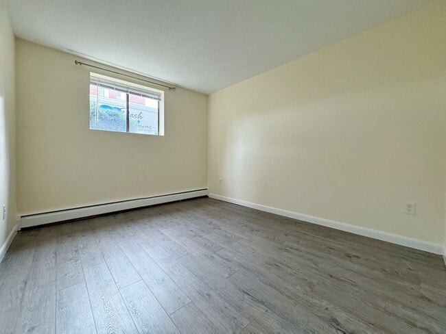 Foto del edificio - Luxury 2 bed condo includes Heat, hot wate...