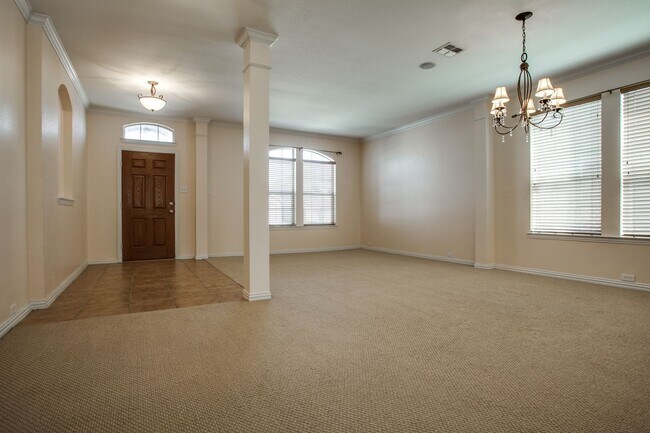 Building Photo - Spacious and Immaculate 2 story home. Its ...