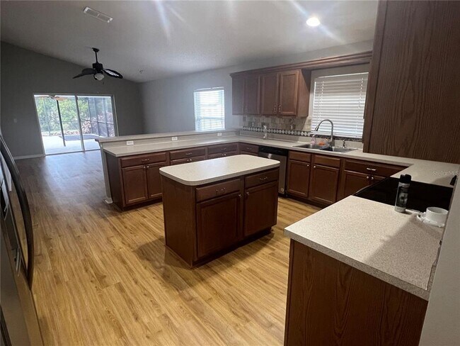 Foto del edificio - 1063 Bluegrass Dr