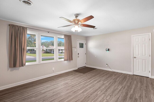 Building Photo - Home Close to Amenities