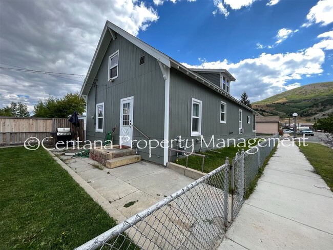 Building Photo - Huge 3 bedroom house with 2 bonus rooms an...