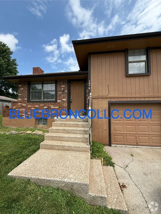 Building Photo - 705 NE Banner Dr