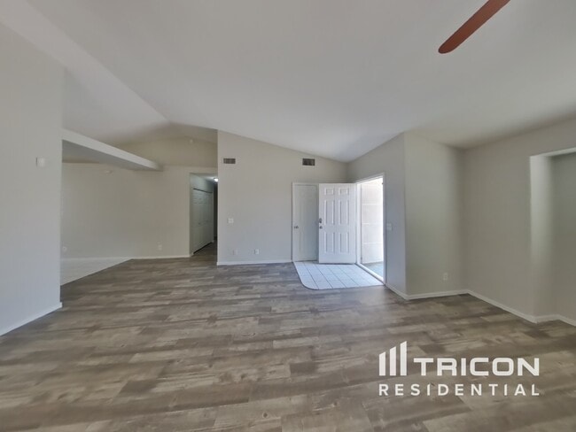 Building Photo - 5033 Golfridge Dr