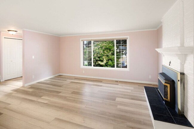 Building Photo - Four Bedroom Dream House