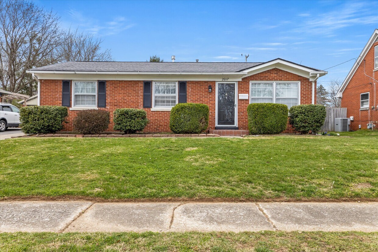 Primary Photo - 2017 Oleander Dr
