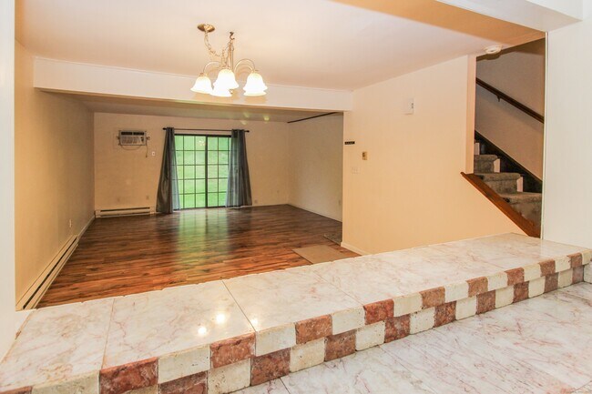 Building Photo - 4 Aspetuck Vlg