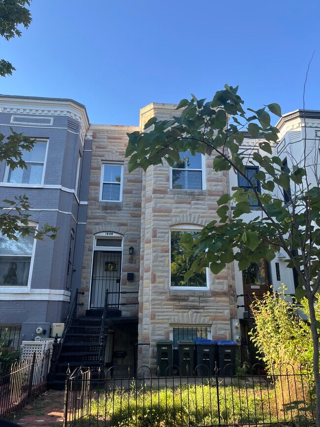 Building Photo - 1006 F St NE