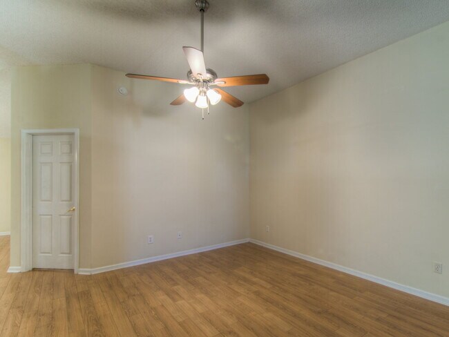 Foto del edificio - 1588 Glen View St
