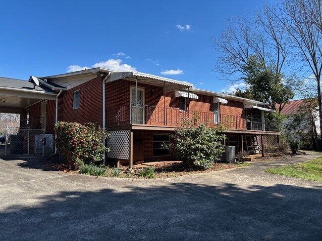 Building Photo - 3 BED, 2.5 BATH BRICK HOME RIGHT BY DOWNTOWN ASHEBORO!