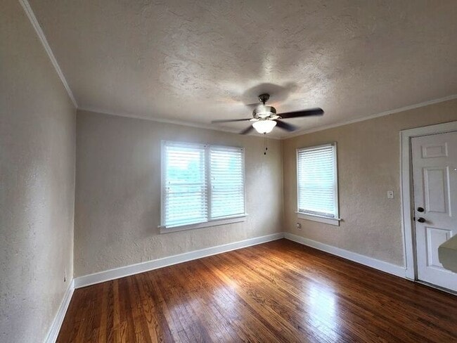 Building Photo - 1 Bed 1 Bath Upstairs Garage Apt in the Mi...