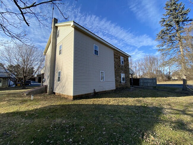 Building Photo - 256 E Evergreen Rd