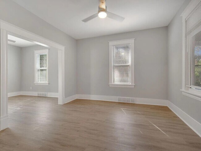Foto del edificio - 3306 N Bryant Ave