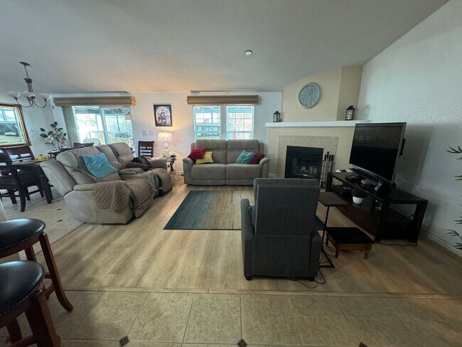 Foto del edificio - 3Br Furnished Vacation Home with addl lot with RV Hookups Utilities Included