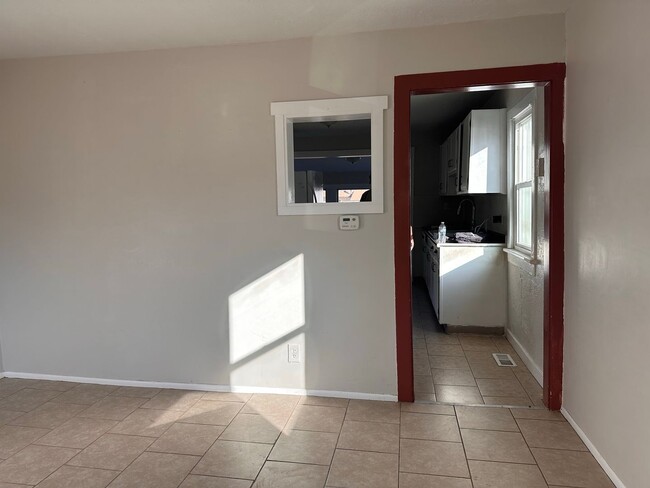 Building Photo - 3 Bedroom House with Garage