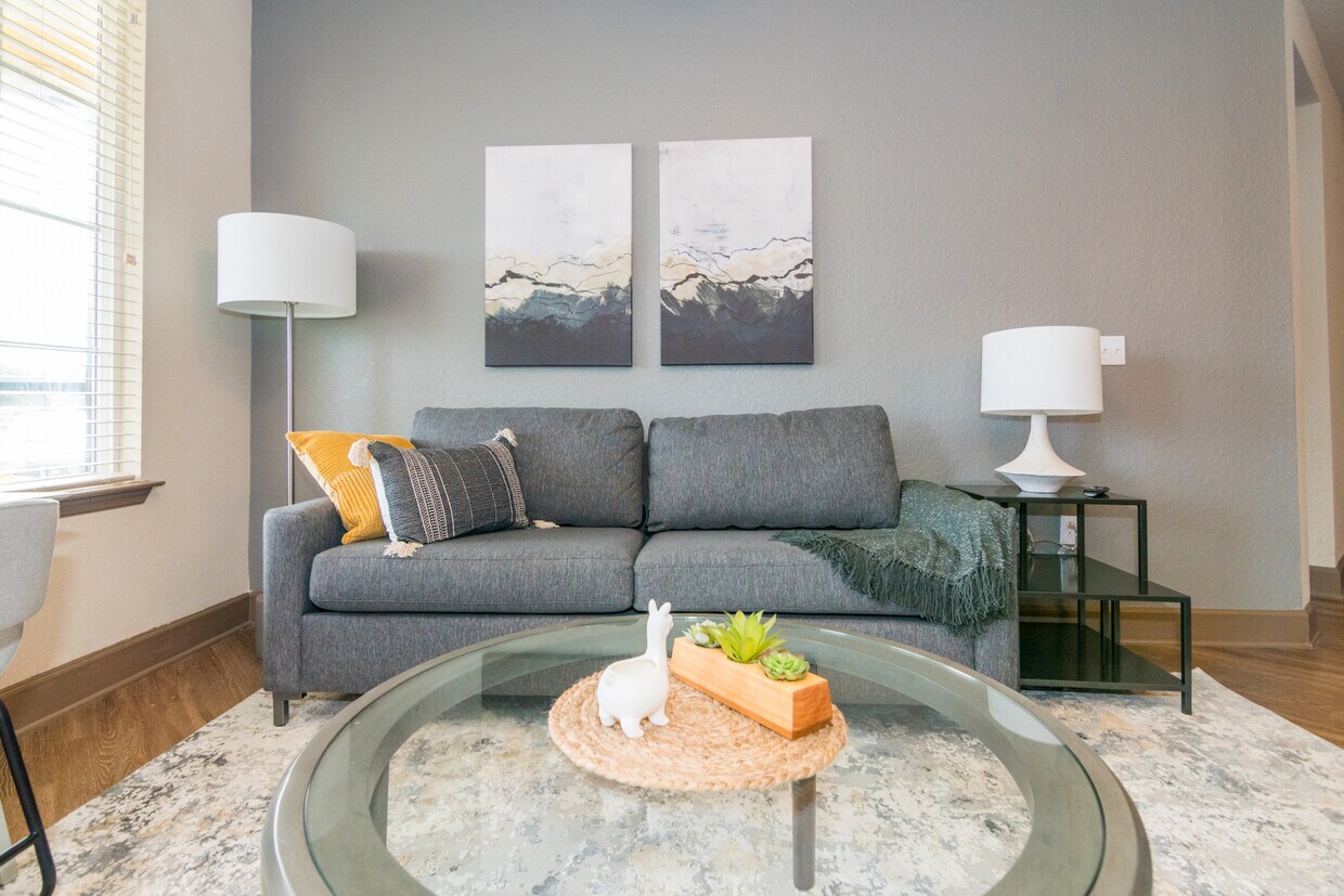 Foto principal - 9703 Avellino Ave