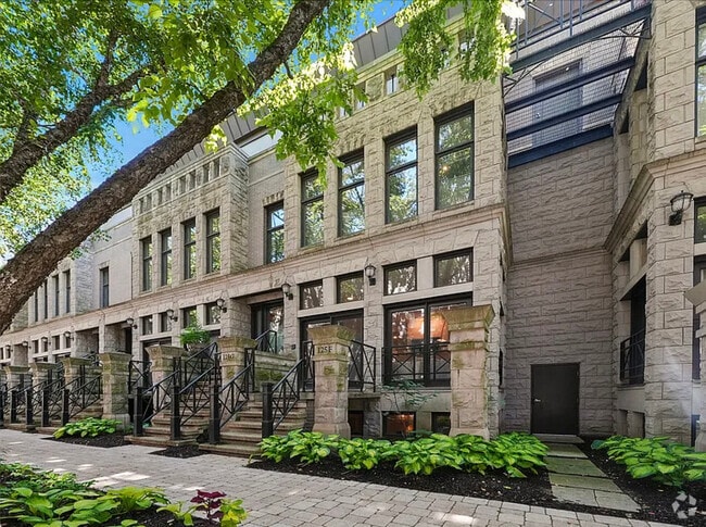 Building Photo - 125 W Oak St