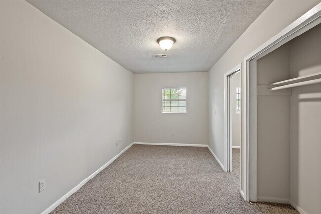 Building Photo - 2419 Foxglove St