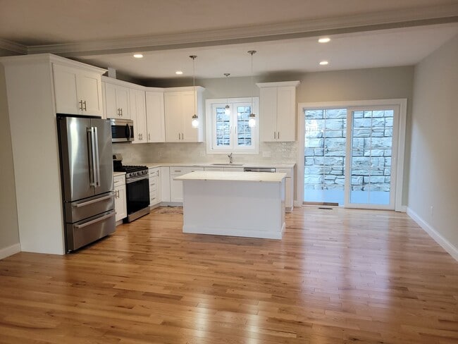 Building Photo - 3 Bedroom 2.5 Bath Luxury Townhome with 2 ...