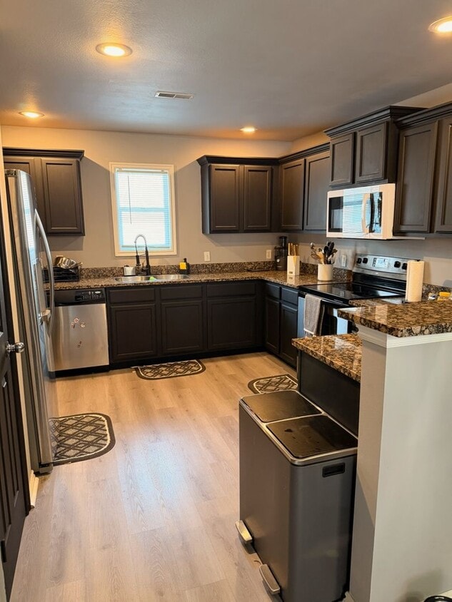 Foto del edificio - 17 Fuller Cir