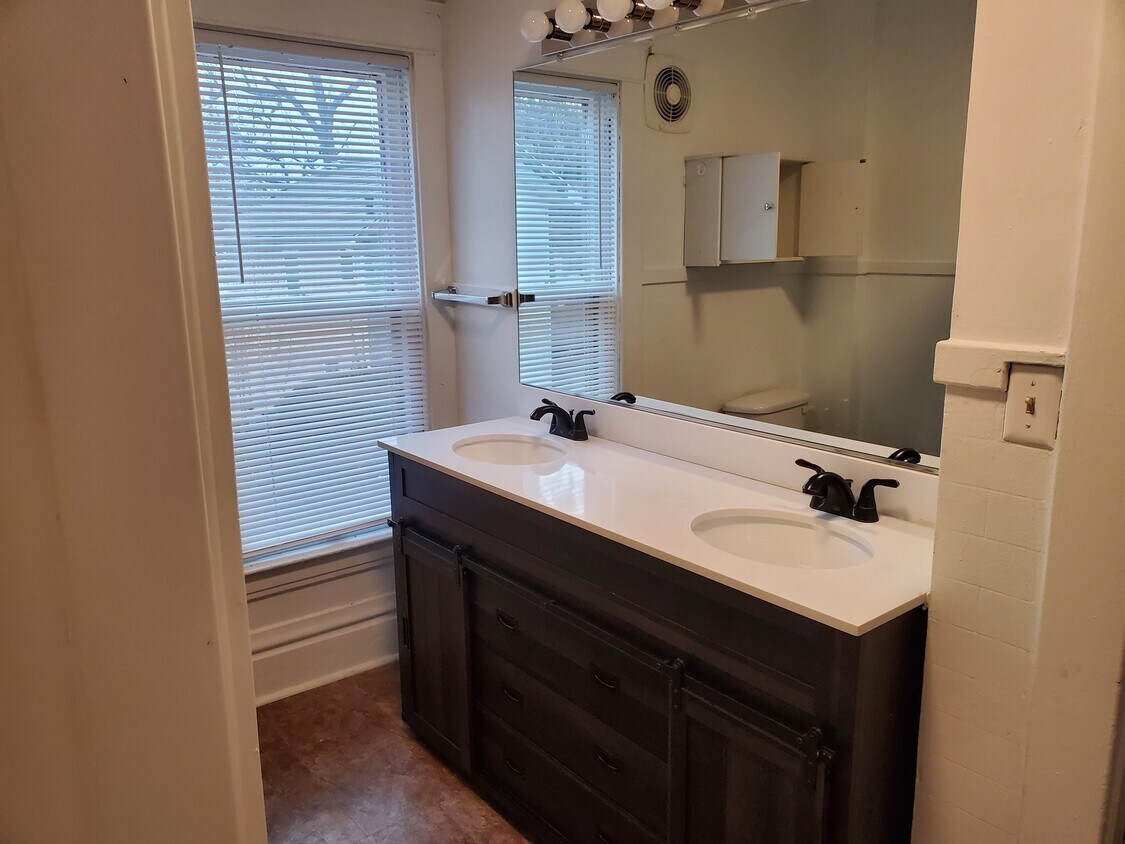 Building Photo - 813 Vine Pl