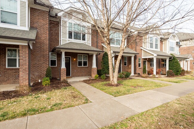 Building Photo - 820 Hillview Heights