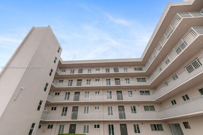 Foto del edificio - 9915 W Okeechobee Rd