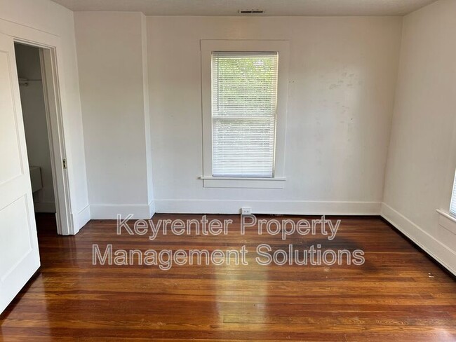 Foto del edificio - 204 W Peabody St