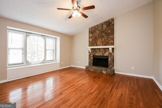 Building Photo - 249 Castleair Dr NE