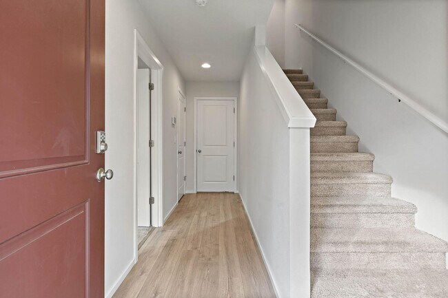 Foto del edificio - Sparkling clean newer 4-bdrm/3.5-bath townhome near Forest Park. 2-car garage, $500 move-in special