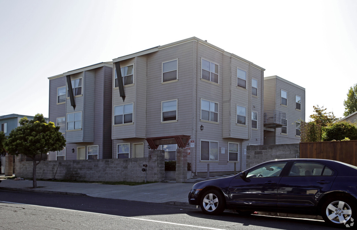 Foto del edificio - Triangle Court Apartments