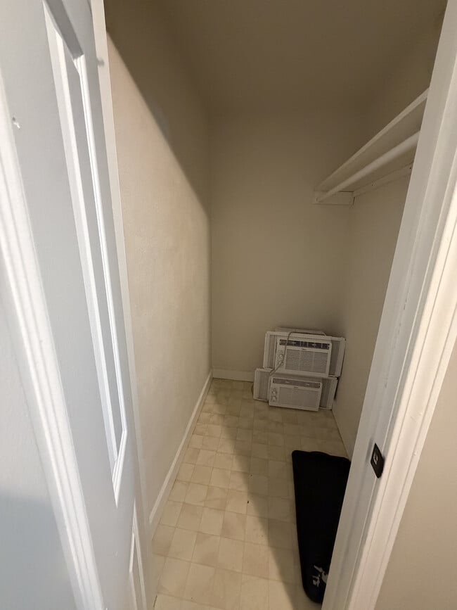 Building Photo - 285 1/4 Walnut St