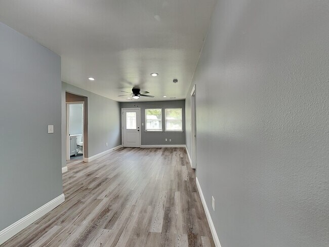 Building Photo - 3320 Mundy Dr