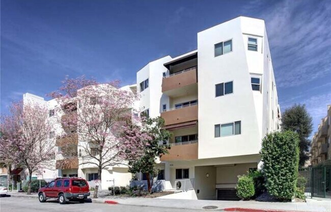 Building Photo - 5016 Bakman Ave