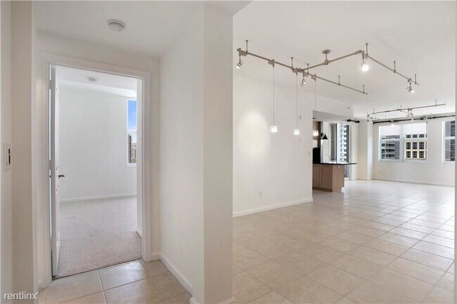 Building Photo - 3 br, 2 bath Condo - 511 SE 5th Ave Apt 1416