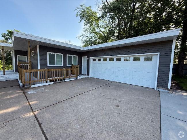 Building Photo - 617 S Hastings Way