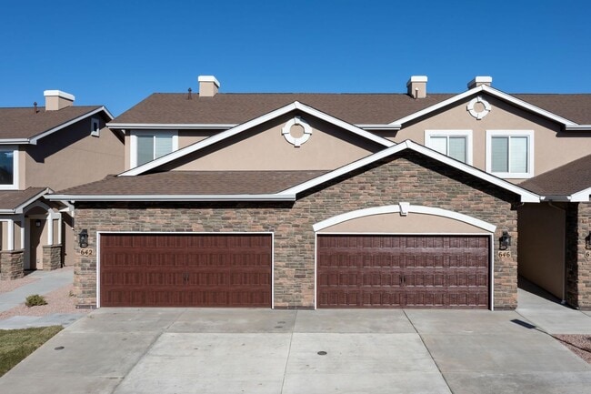 Stylish 3-Bedroom Townhome with Fireplace, Modern Kitchen & Spacious Layout! - Stylish 3-Bedroom Townhome with Fireplace, Modern Kitchen & Spacious Layout!