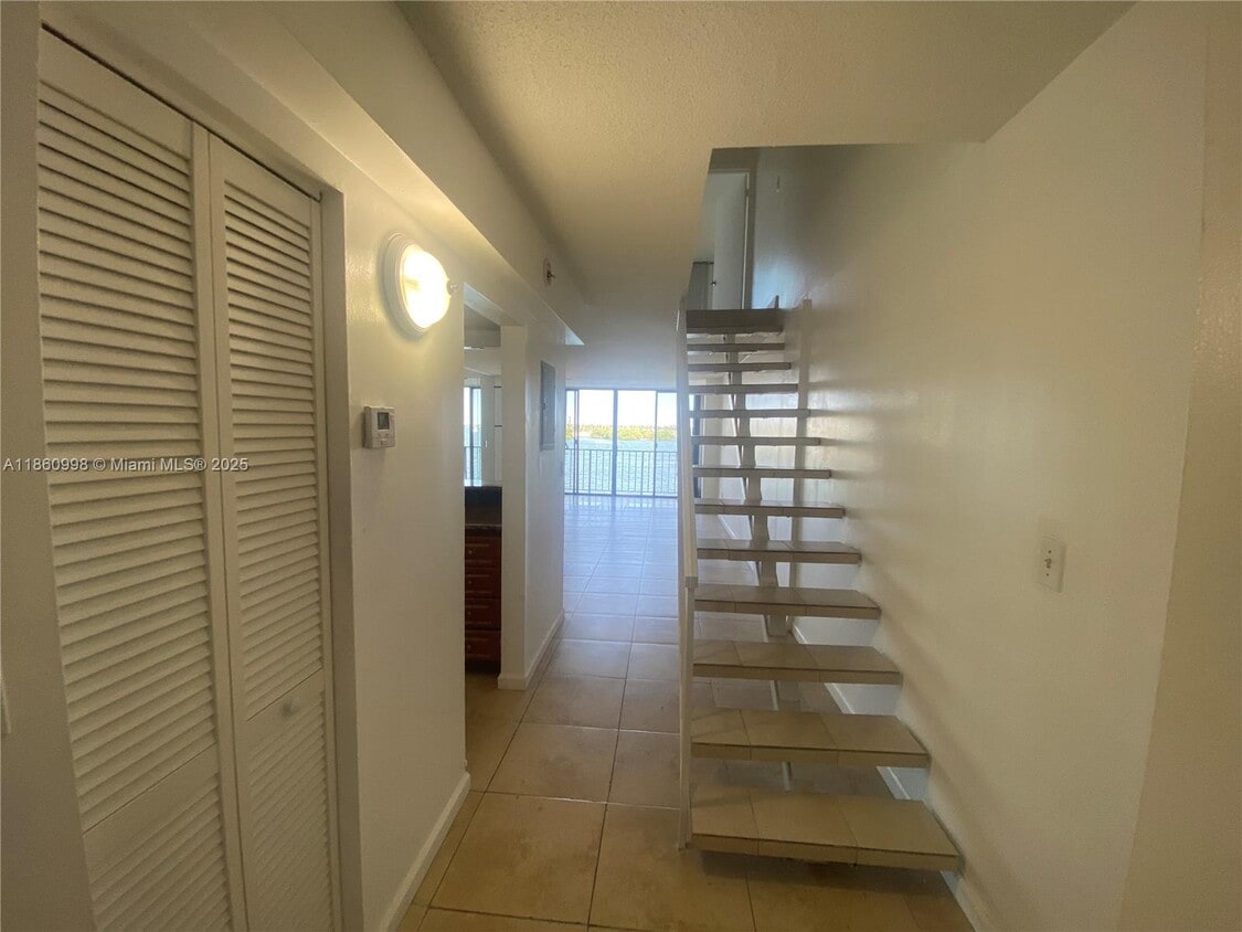 Foto principal - 7899 NE Bayshore Ct