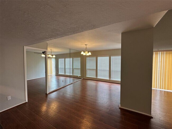 Building Photo - 3647 Palm Grove Dr