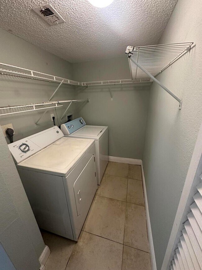 Building Photo - 1475 Lake Crystal Dr