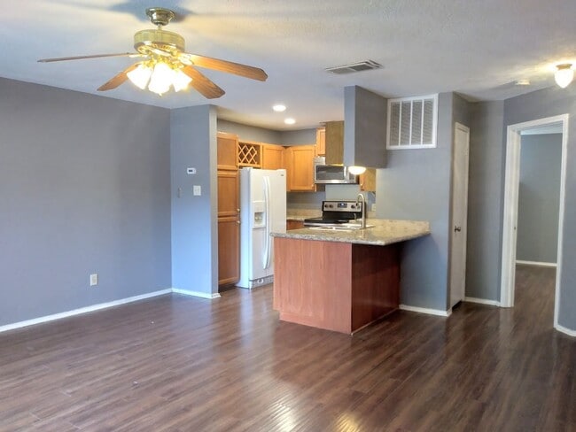 Building Photo - Available Now! GORGEOUS 1 Bedroom 1 Bath CONDO NEAR MEDICAL CENTER!
