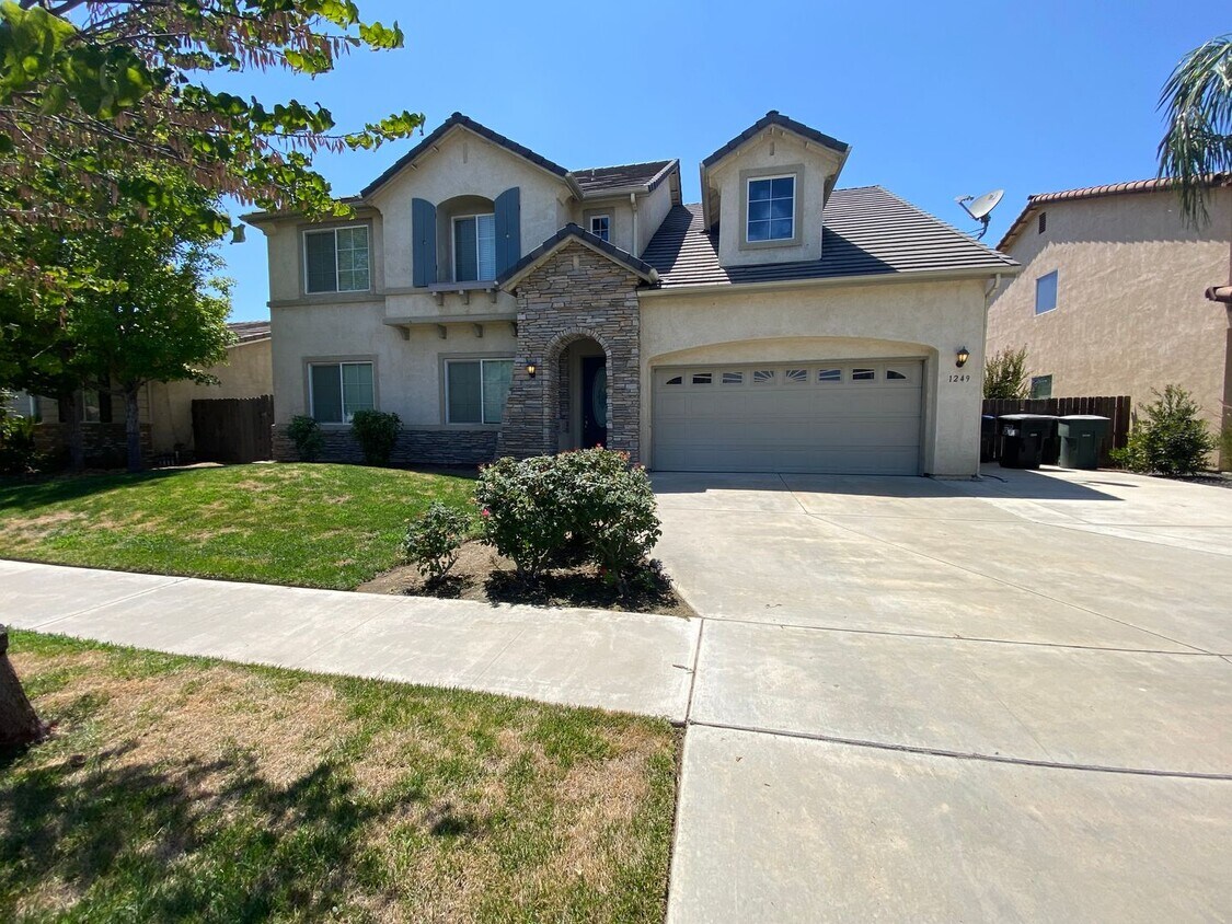 Primary Photo - Spacious NW Visalia home Available Now