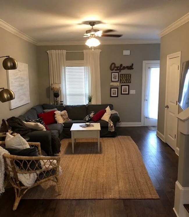 Building Photo - 4 bed/4.5 Bath